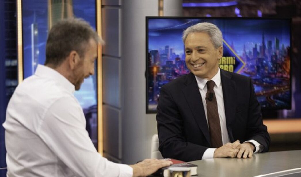 Pablo Motos con Vicente Vallés en 'El Hormiguero'.