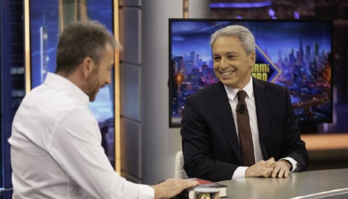 Pablo Motos con Vicente Vallés en 'El Hormiguero'.