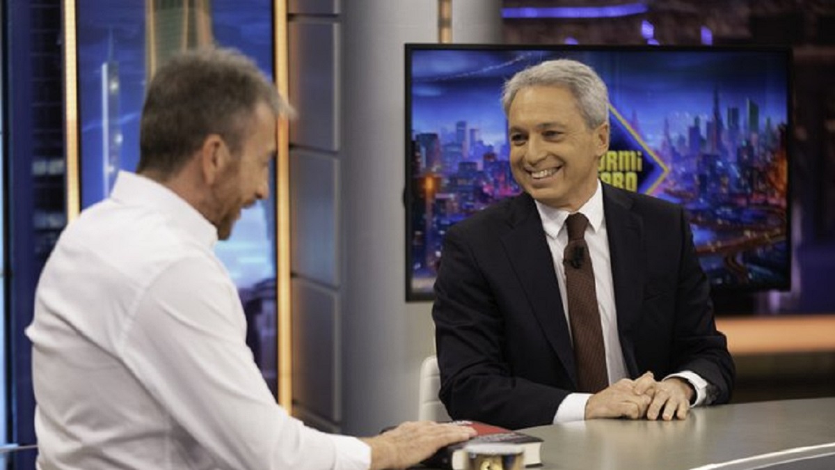 Pablo Motos con Vicente Vallés en 'El Hormiguero'.