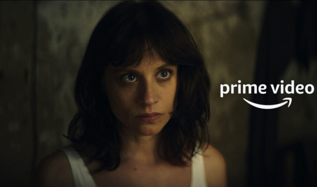 Michelle Jenner en 'Dime tu nombre' y logo de Prime Video