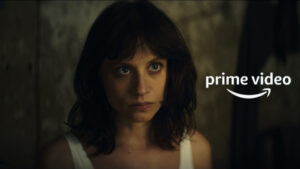 Michelle Jenner en 'Dime tu nombre' y logo de Prime Video