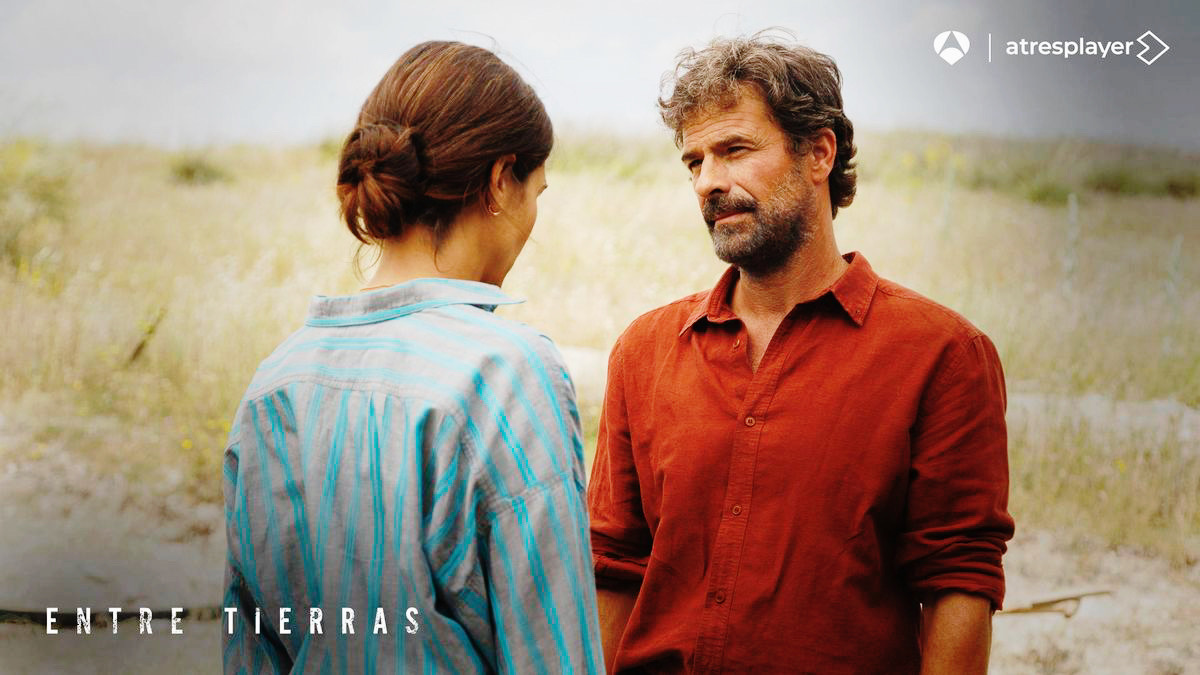 Megan Montaner y Rodolfo Sancho en 'Entre Tierras 2'