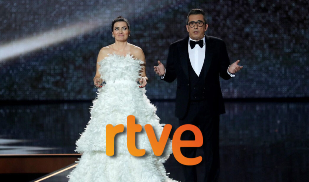 Silvia Abril y Andreu Buenafuente y el logo de RTVE