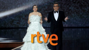 Silvia Abril y Andreu Buenafuente y el logo de RTVE