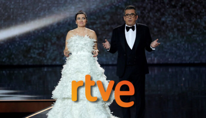 Silvia Abril y Andreu Buenafuente y el logo de RTVE