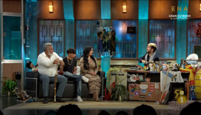 Los protagonistas de 'Ciudad sin sueño' en 'La Revuelta' junto a David Broncano