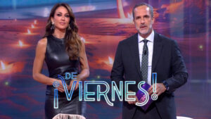 Bea Archidona y Santi Acosta y el logo de 'De Viernes'