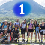 Concursantes de 'Hasta el fin del mundo' y logo de La 1