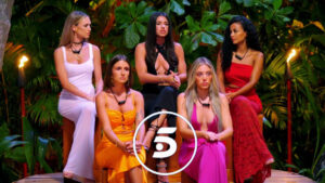 Las chicas en su segunda hoguera y el logo de Telecinco