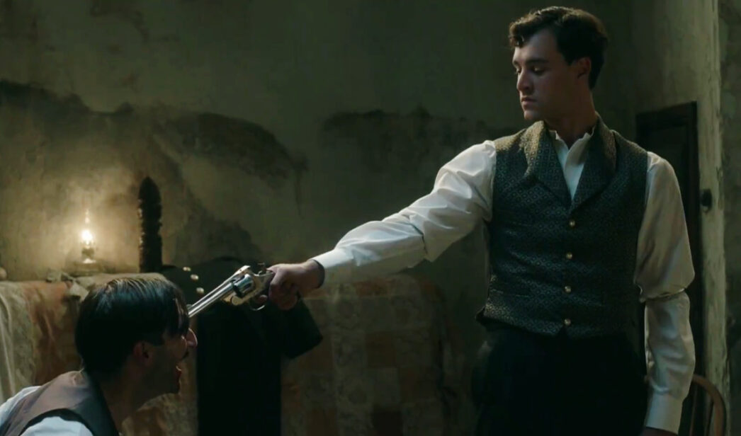 Guillermo Serrano (Lorenzo) y Xavi Lock (Curro), en el capítulo especial de 'La Promesa'