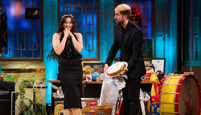 Media España, representada por esta imagen ante una noche televisiva histórica con Rosalía en 'La Revuelta'