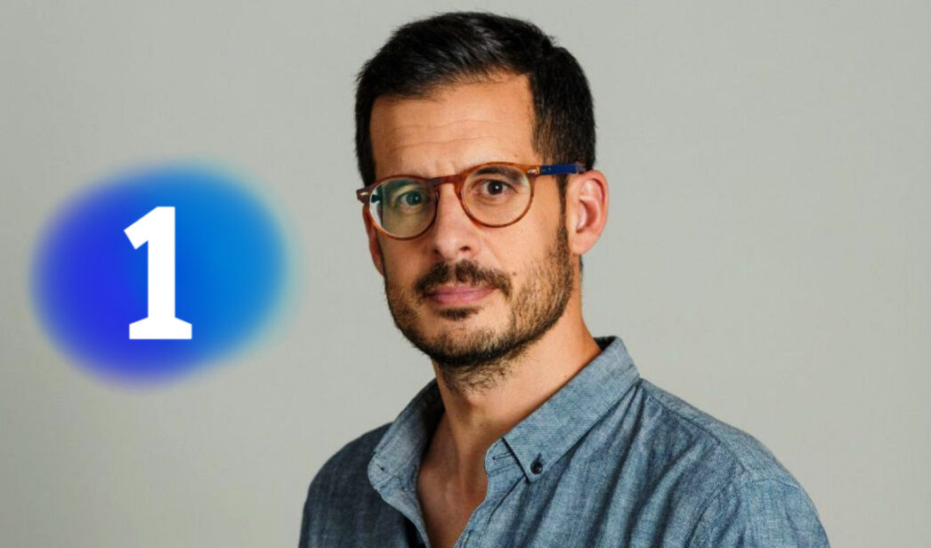 José Luis Sastre, locutor de Cadena SER, y logo de La 1