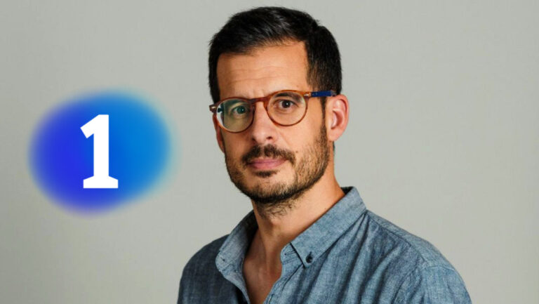 José Luis Sastre, locutor de Cadena SER, y logo de La 1