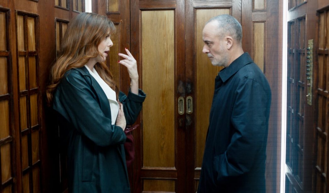 Manuela Velasco y Javier Gutiérrez en 'La Agencia'.