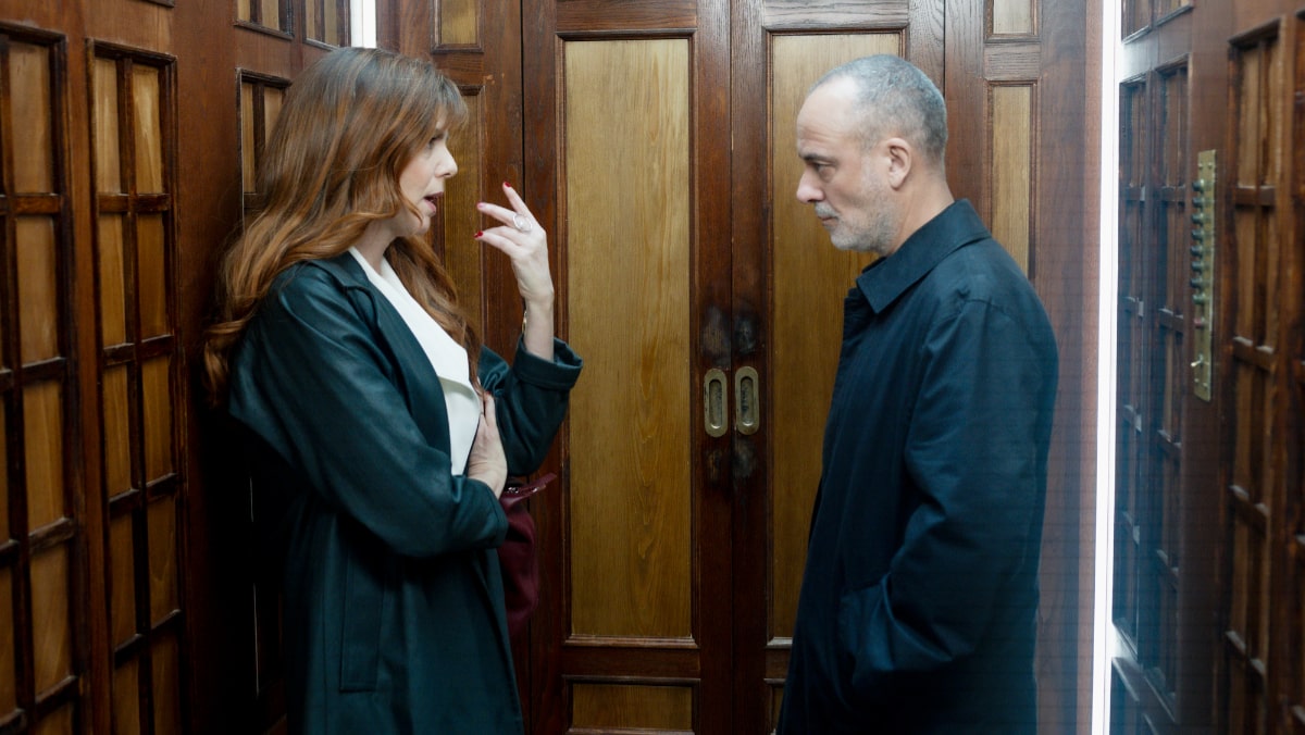 Manuela Velasco y Javier Gutiérrez en 'La Agencia'.