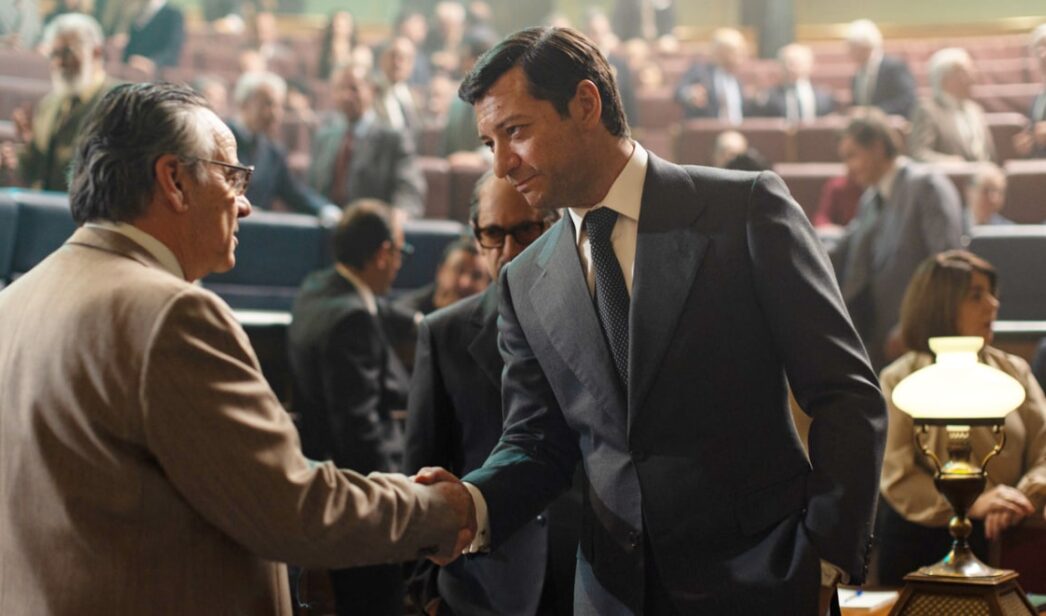 Eduard Fernández y Álvaro Morte en 'Anatomía de un instante'.