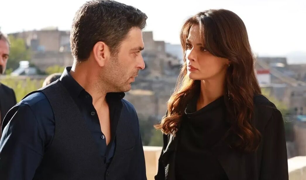 Ozan Akbaba y Sinem Ünsal en una escena de 'En tierra lejana'