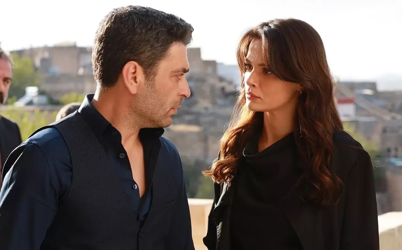 Ozan Akbaba y Sinem Ünsal en una escena de 'En tierra lejana'