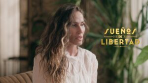Malú en el videoclip de 'Sueños de libertad'.