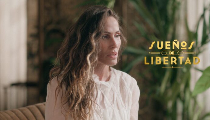 Malú en el videoclip de 'Sueños de libertad'.