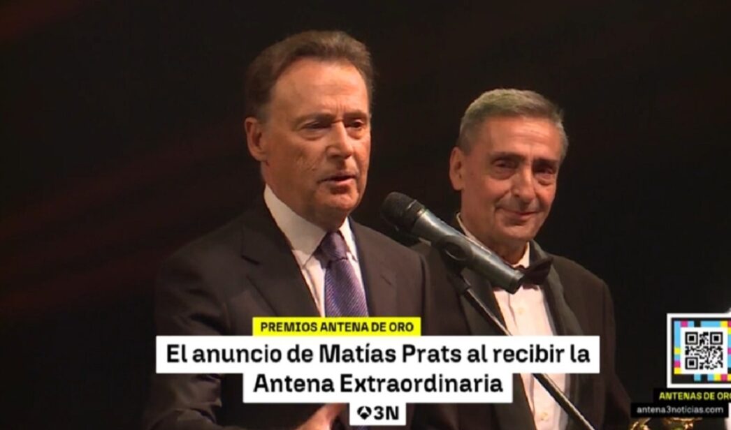 Matías Premios al recoger la Antena de Oro Extaordinaria 2025.