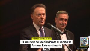 Matías Premios al recoger la Antena de Oro Extaordinaria 2025.