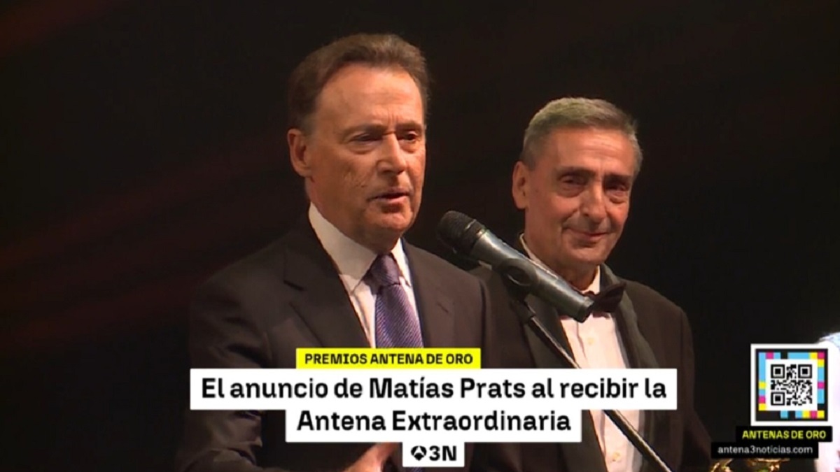 Matías Premios al recoger la Antena de Oro Extaordinaria 2025.