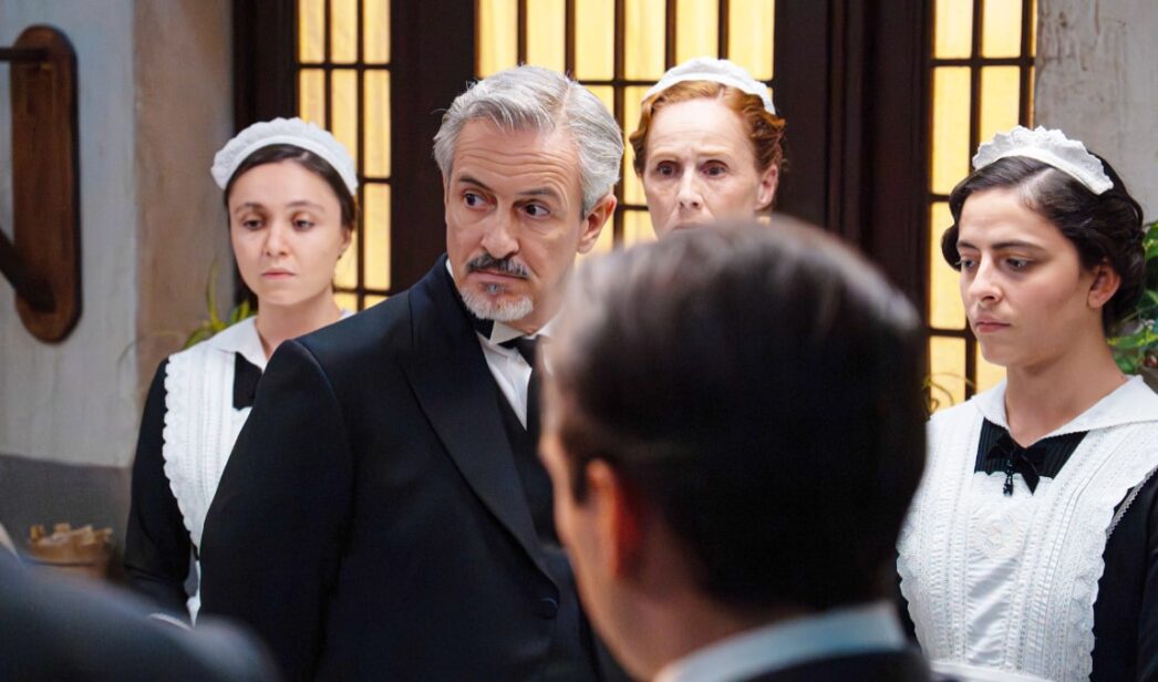 Cristóbal y el servicio en 'La Promesa'.