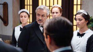 Cristóbal y el servicio en 'La Promesa'.