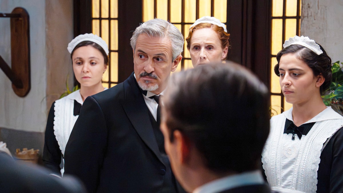 Cristóbal y el servicio en 'La Promesa'.