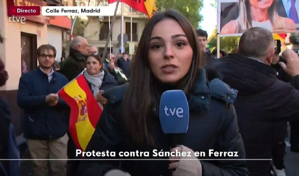 Periodista de RTVE increpada en la concentración de Ferraz.