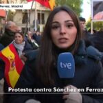 Periodista de RTVE increpada en la concentración de Ferraz.