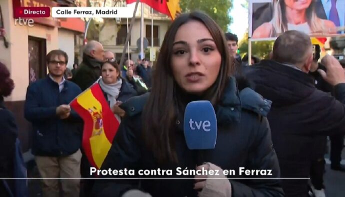 Periodista de RTVE increpada en la concentración de Ferraz.