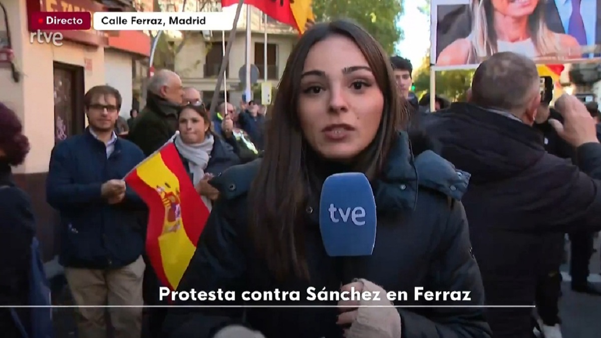 Periodista de RTVE increpada en la concentración de Ferraz.