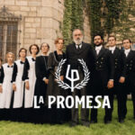 Parte del reparto de 'La Promesa' y logo de la serie