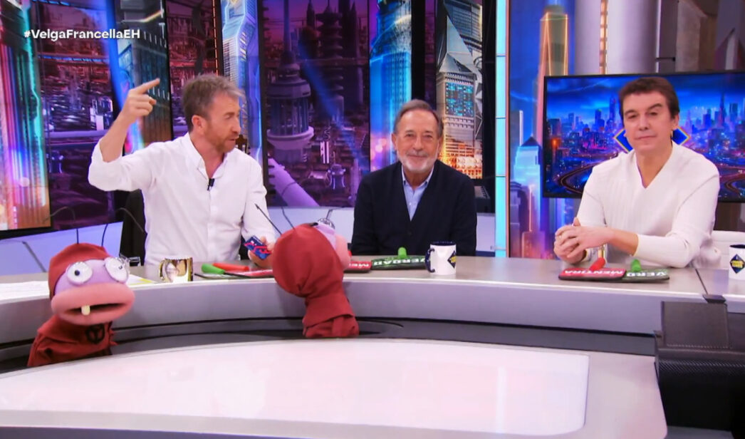 Pablo Motos entrega la tarjeta de 'El Hormiguero'.