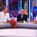 Pablo Motos entrega la tarjeta de 'El Hormiguero'.