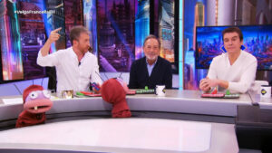 Pablo Motos entrega la tarjeta de 'El Hormiguero'.