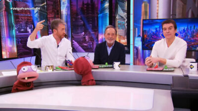 Pablo Motos entrega la tarjeta de 'El Hormiguero'.