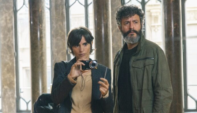 Verónica Echegui e Isaak Ferriz en 'Ciudad de sombras'.