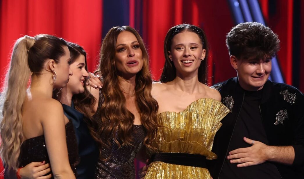 Eva González y los finalistas de 'La Voz'.