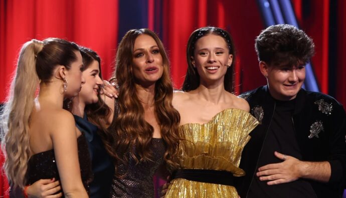 Eva González y los finalistas de 'La Voz'.