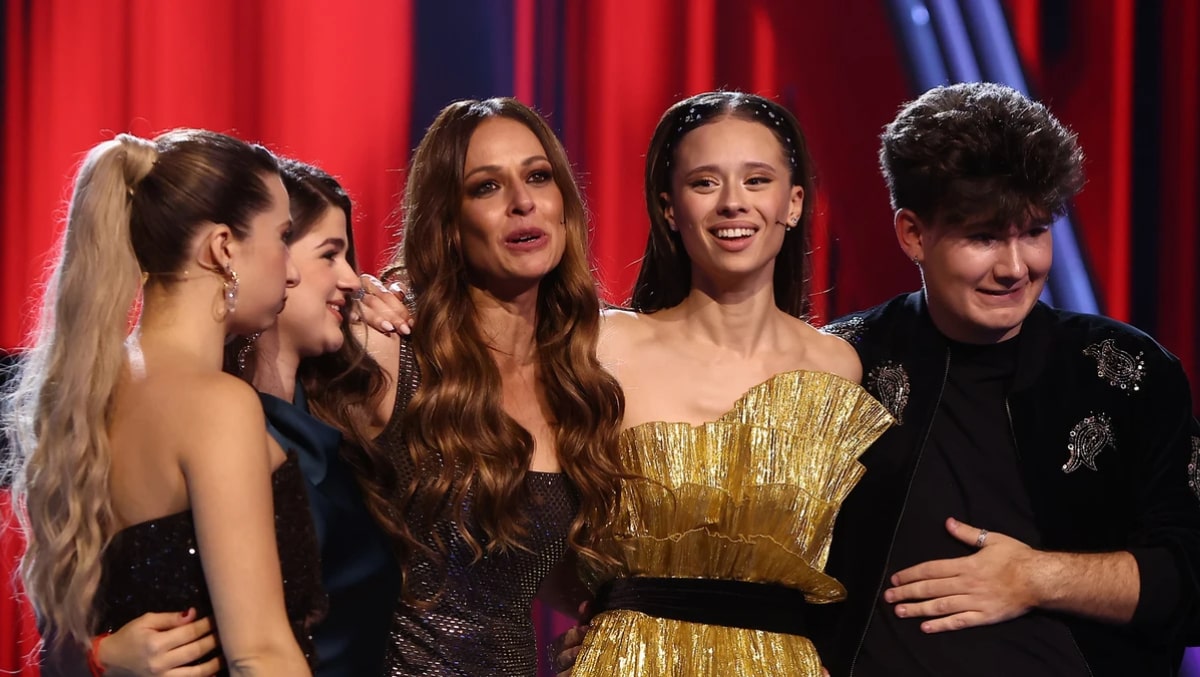 Eva González y los finalistas de 'La Voz'.