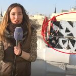 Una reportera de 'La Hora de La 1' en el balcón de las Campanadas.