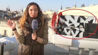 Una reportera de 'La Hora de La 1' en el balcón de las Campanadas.