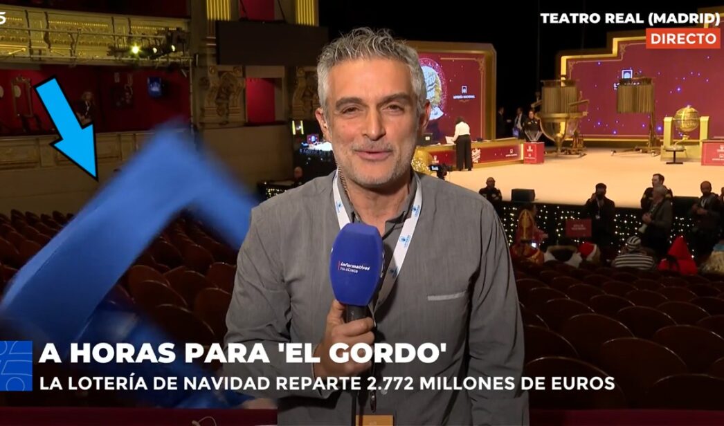 Una caída en pleno 'Informativos Telecinco'.
