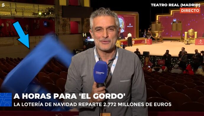 Una caída en pleno 'Informativos Telecinco'.