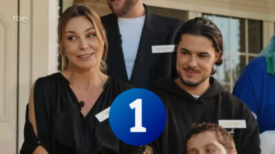 Mar Flores y Carlo Costanzia en 'DecoMasters' y el logo de La 1 de RTVE