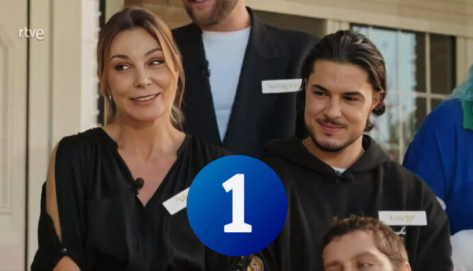 Mar Flores y Carlo Costanzia en 'DecoMasters' y el logo de La 1 de RTVE