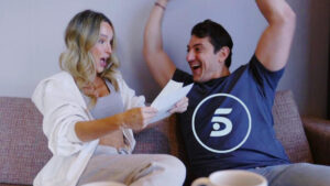 Programa 2 de 'Casados a primera vista' y logo de Telecinco